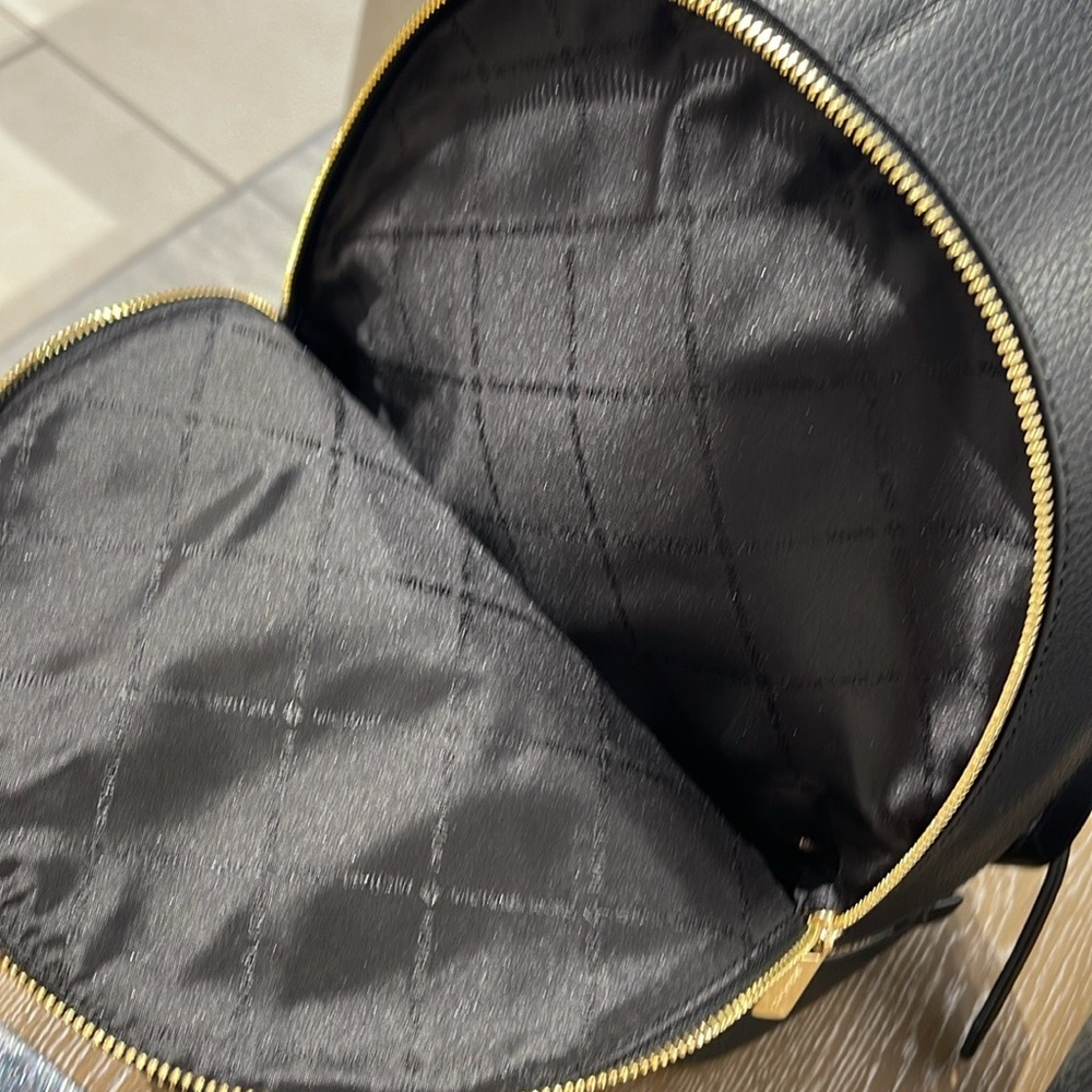Michael Kors Rhea Medium Pebbled Leather Backpack
Black 
NWT - Picture 6 of 16